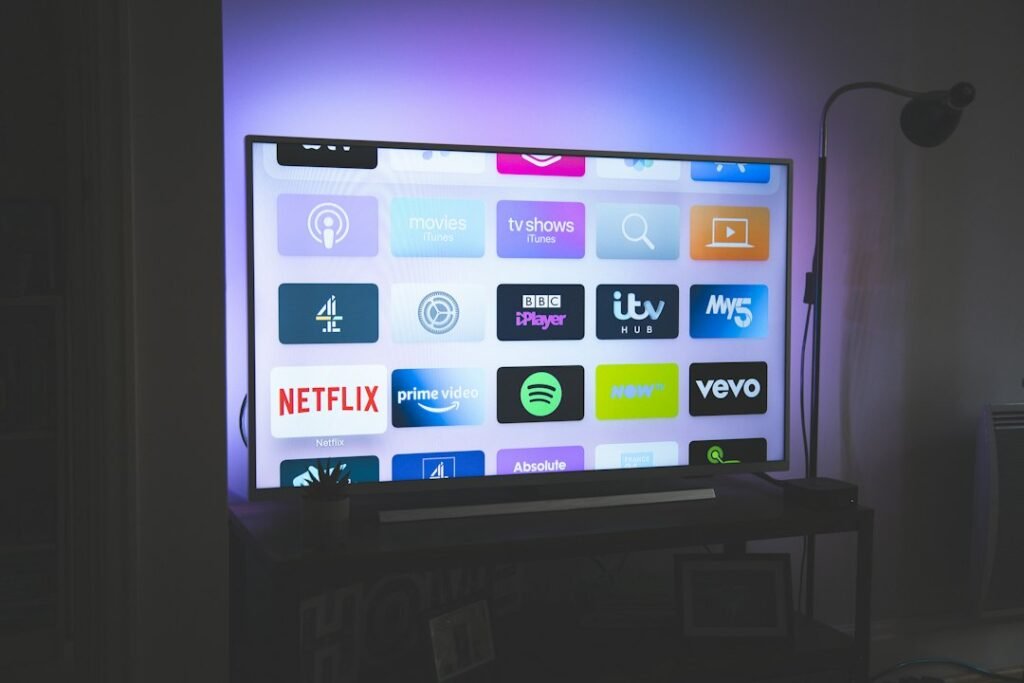 Télévision moderne avec télécommande