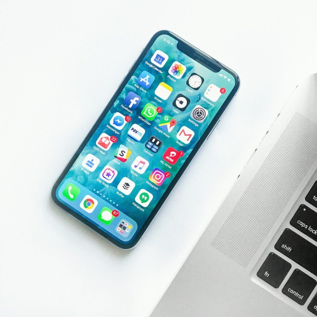 Smartphone moderne tenu en main
